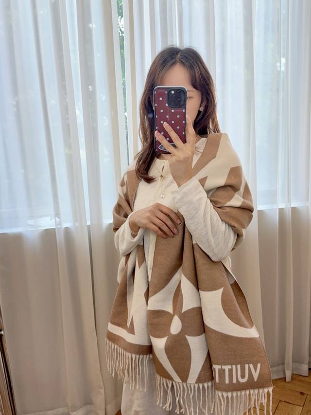 上新！2025秋冬男女同款，同步专柜，高端羊绒针织围巾！ 可正式，可随意，非常Classical的设计。这款织法比较难，又很费纱线，工艺难度非常大！！！这样的围