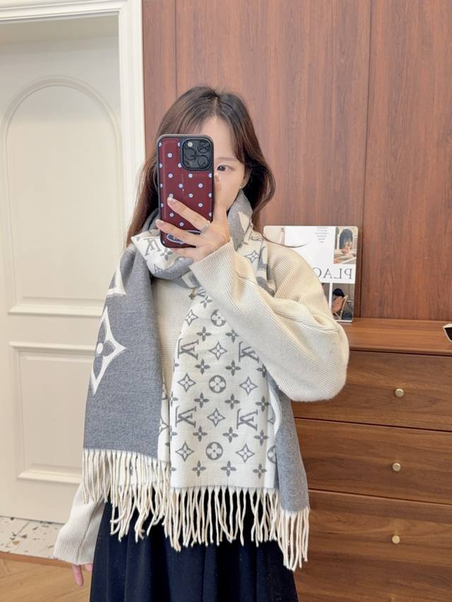 上新！2025秋冬男女同款，同步专柜，高端羊绒针织围巾！ 可正式，可随意，非常Classical的设计。这款织法比较难，又很费纱线，工艺难度非常大！！！这样的围