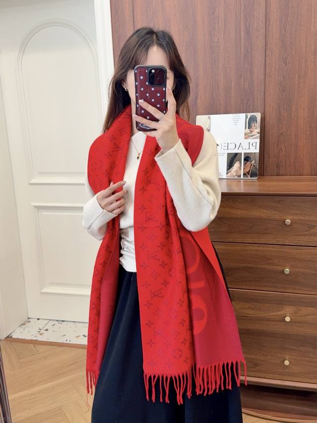上新！2025秋冬男女同款，同步专柜，高端羊绒针织围巾！ 可正式，可随意，非常Classical的设计。这款织法比较难，又很费纱线，工艺难度非常大！！！这样的围