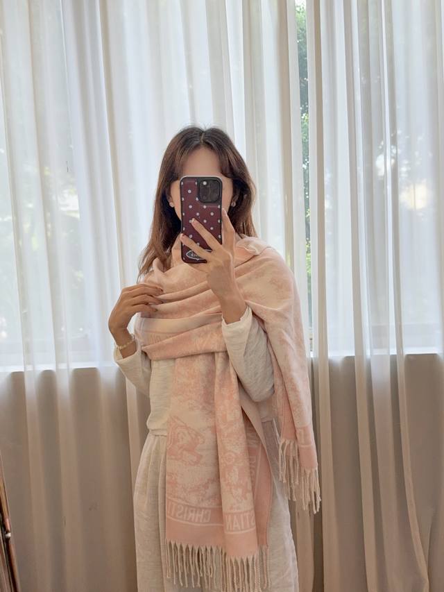 上新！2025秋冬男女同款，同步专柜，高端羊绒针织围巾！ 可正式，可随意，非常Classical的设计。这款织法比较难，又很费纱线，工艺难度非常大！！！这样的围