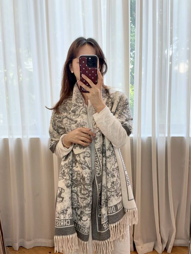 上新！2025秋冬男女同款，同步专柜，高端羊绒针织围巾！ 可正式，可随意，非常Classical的设计。这款织法比较难，又很费纱线，工艺难度非常大！！！这样的围