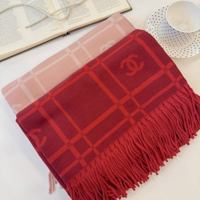 上新！2025秋冬男女同款，同步专柜，高端羊绒针织围巾！ 可正式，可随意，非常Classical的设计。这款织法比较难，又很费纱线，工艺难度非常大！！！这样的围