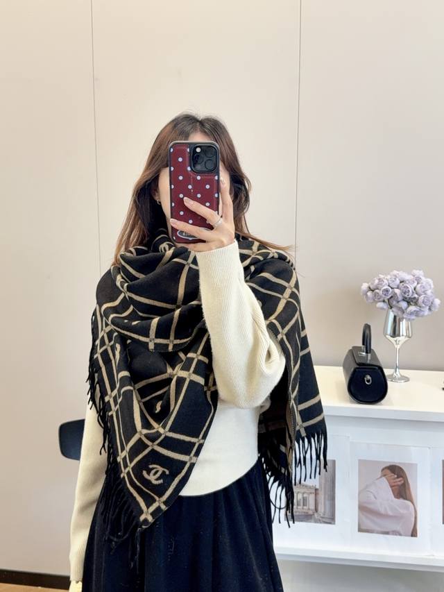 上新！2025秋冬男女同款，同步专柜，高端羊绒针织围巾！ 可正式，可随意，非常Classical的设计。这款织法比较难，又很费纱线，工艺难度非常大！！！这样的围