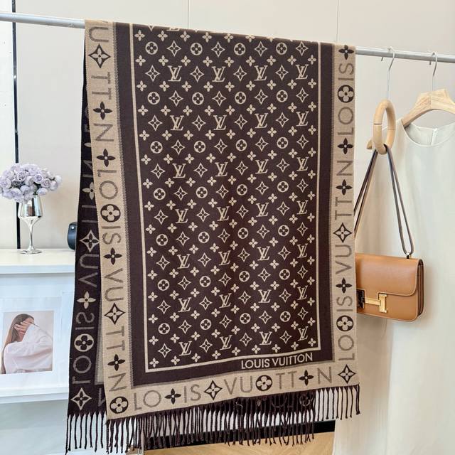 上新！2025秋冬男女同款，同步专柜，高端羊绒针织围巾！ 可正式，可随意，非常Classical的设计。这款织法比较难，又很费纱线，工艺难度非常大！！！这样的围