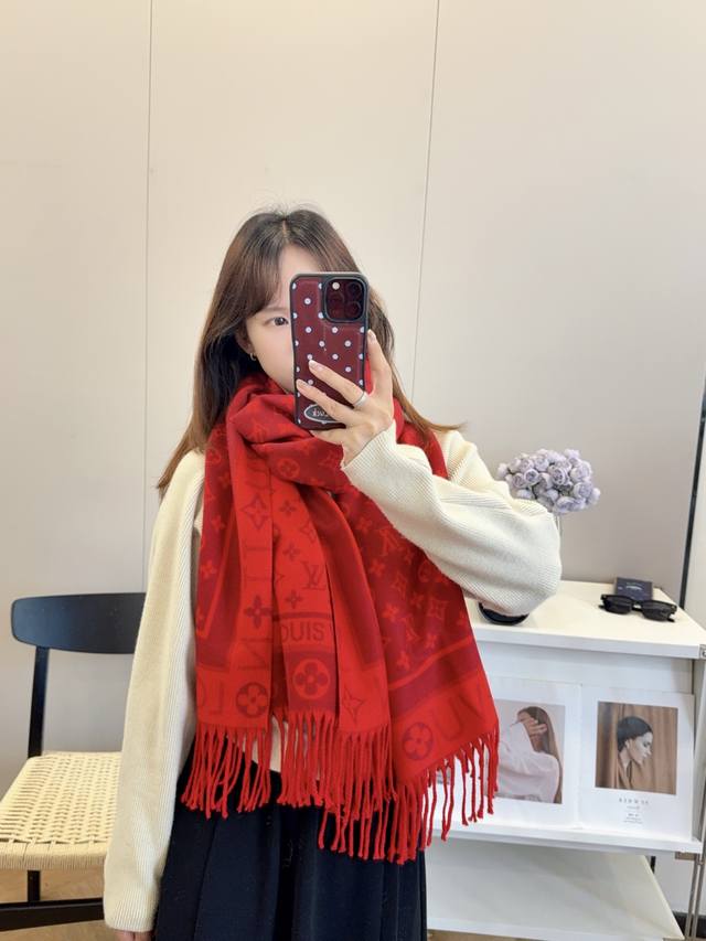 上新！2025秋冬男女同款，同步专柜，高端羊绒针织围巾！ 可正式，可随意，非常Classical的设计。这款织法比较难，又很费纱线，工艺难度非常大！！！这样的围
