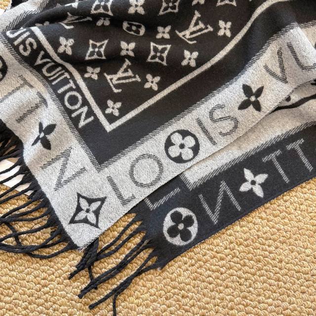 上新！2025秋冬男女同款，同步专柜，高端羊绒针织围巾！ 可正式，可随意，非常Classical的设计。这款织法比较难，又很费纱线，工艺难度非常大！！！这样的围