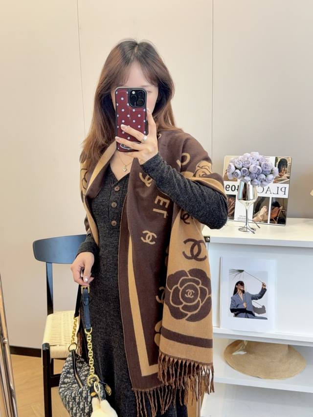 上新！2025秋冬男女同款，同步专柜，高端羊绒针织围巾！ 可正式，可随意，非常Classical的设计。这款织法比较难，又很费纱线，工艺难度非常大！！！这样的围