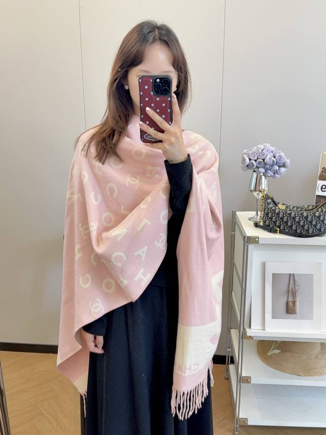 上新！2025秋冬男女同款，同步专柜，高端羊绒针织围巾！ 可正式，可随意，非常Classical的设计。这款织法比较难，又很费纱线，工艺难度非常大！！！这样的围