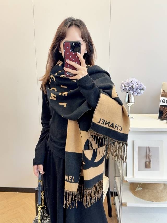 上新！2025秋冬男女同款，同步专柜，高端羊绒针织围巾！ 可正式，可随意，非常Classical的设计。这款织法比较难，又很费纱线，工艺难度非常大！！！这样的围