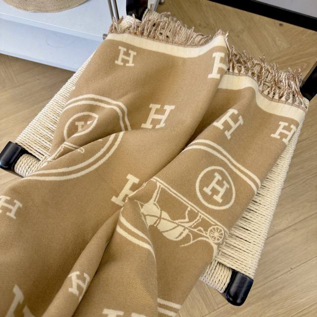 上新！2025秋冬男女同款，同步专柜，高端羊绒针织围巾！ 可正式，可随意，非常Classical的设计。这款织法比较难，又很费纱线，工艺难度非常大！！！这样的围