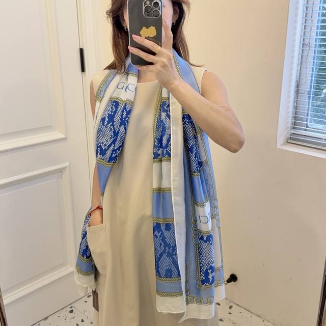 新款上市新款新丝缎长巾真心美的让人心动 上身效果简直美翻了 品质非常完美 整个丝巾给人大牌丝巾气场的同时又非常精致，绝对值得入手的新款精致女人名媛气质者，上非常