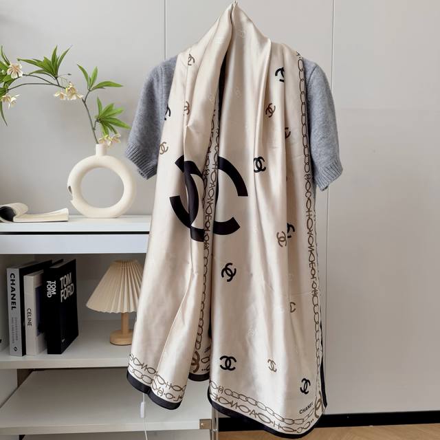 新款上市新款新丝缎长巾真心美的让人心动 上身效果简直美翻了 品质非常完美 整个丝巾给人大牌丝巾气场的同时又非常精致，绝对值得入手的新款精致女人名媛气质者，上非常