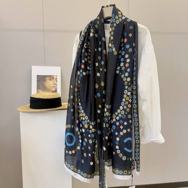 新款上市新款新丝缎长巾真心美的让人心动 上身效果简直美翻了 品质非常完美 整个丝巾给人大牌丝巾气场的同时又非常精致，绝对值得入手的新款精致女人名媛气质者，上非常