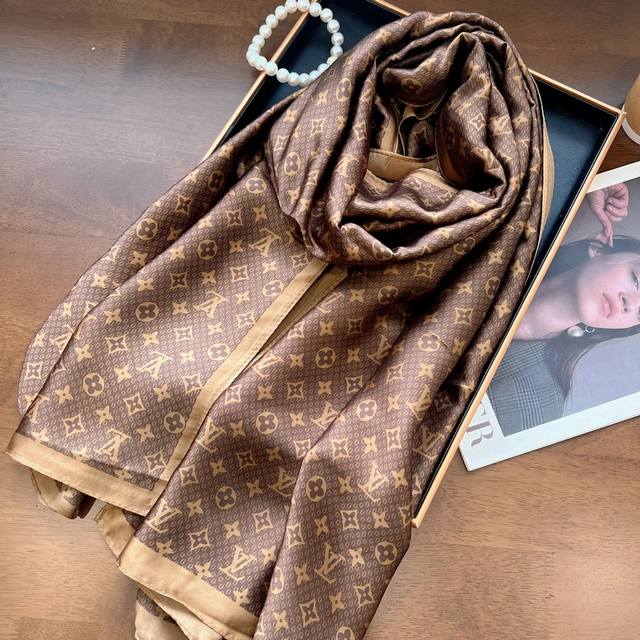 特 新款上市新款新丝缎长巾真心美的让人心动 上身效果简直美翻了 品质非常完美 整个丝巾给人大牌丝巾气场的同时又非常精致，绝对值得入手的新款精致女人名媛气质者，上