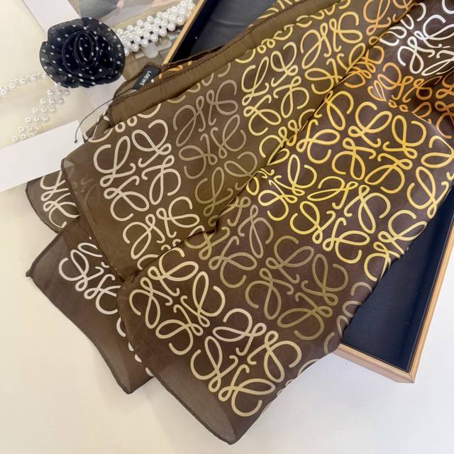 新款上市新款新丝缎长巾真心美的让人心动 上身效果简直美翻了 品质非常完美 整个丝巾给人大牌丝巾气场的同时又非常精致，绝对值得入手的新款精致女人名媛气质者，上非常