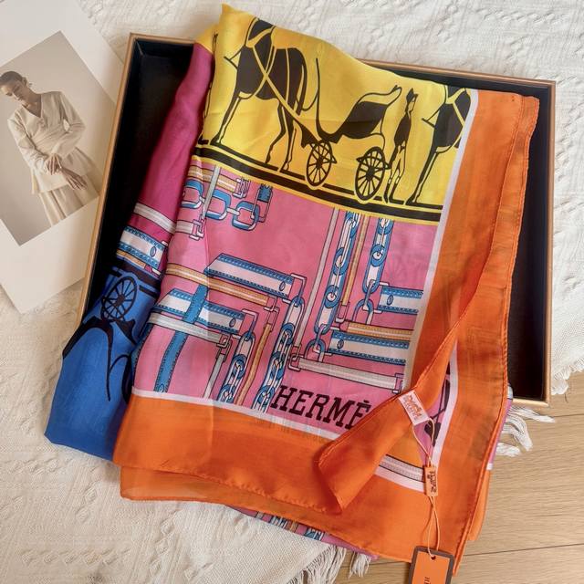 新款上市新款新丝缎长巾真心美的让人心动 上身效果简直美翻了 品质非常完美 整个丝巾给人大牌丝巾气场的同时又非常精致，绝对值得入手的新款精致女人名媛气质者，上非常