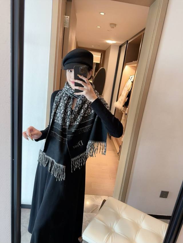 Dior 迪奥 100%山羊绒围巾啦 绝美配色 爆款专柜最新款式 羊绒 超百搭！超显气质！！大爱大爱 采用克什米尔进口羊绒这么大比重的羊绒真的超级少见整体是双面