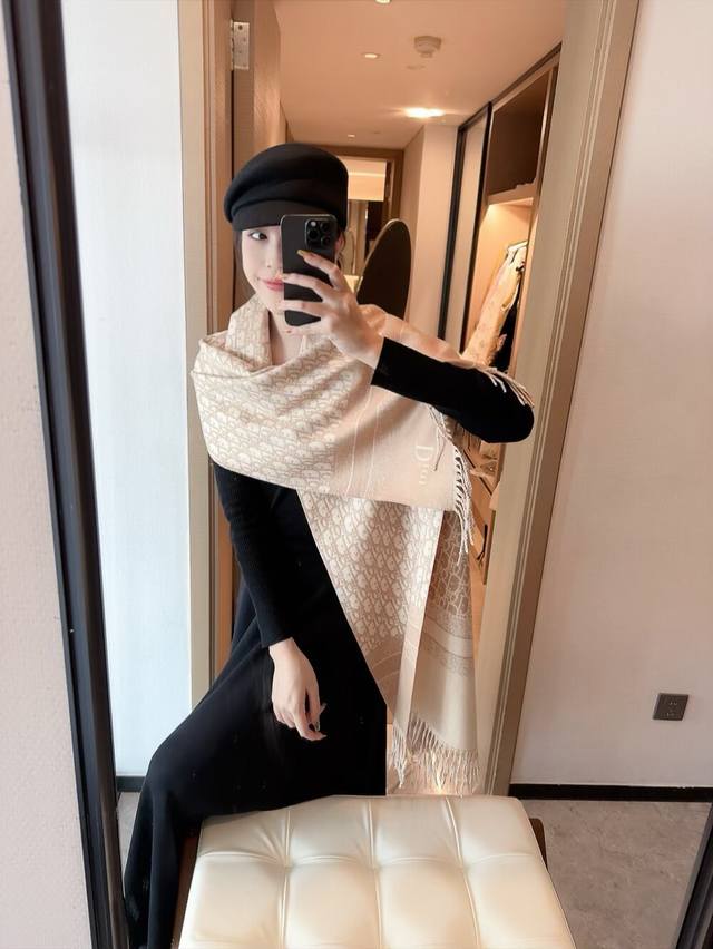 Dior 迪奥 100%山羊绒围巾啦 绝美配色 爆款专柜最新款式 羊绒 超百搭！超显气质！！大爱大爱 采用克什米尔进口羊绒这么大比重的羊绒真的超级少见整体是双面