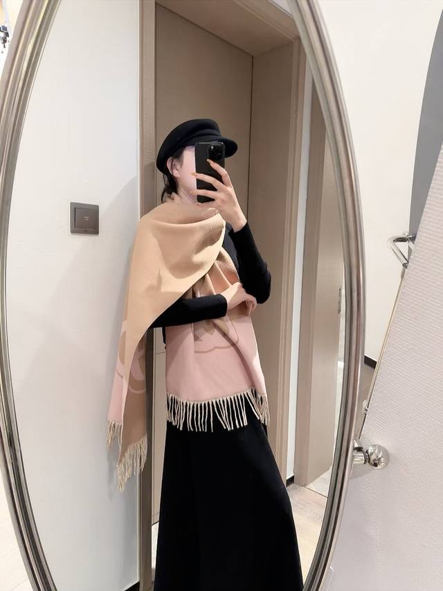 经典配饰通过典藏Gucci图案的演绎焕发新的活力与生机，呈现一系列拥有清晰品牌标识设计的时尚单品。在这件单品中，标志性Gg元素泛着微微的金属光泽，为这款金色和黑