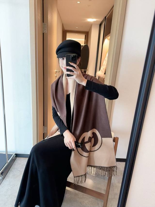 经典配饰通过典藏Gucci图案的演绎焕发新的活力与生机，呈现一系列拥有清晰品牌标识设计的时尚单品。在这件单品中，标志性Gg元素泛着微微的金属光泽，为这款金色和黑