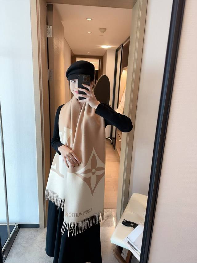 Lv 2.0 围巾为柔软山羊绒标注 Monogram 花卉和 Lv 字母，其间点缀品牌名称的单一字母，以摩登风姿焕新经典。加长设计适宜环绕颈部，亦可用作巴拉克拉