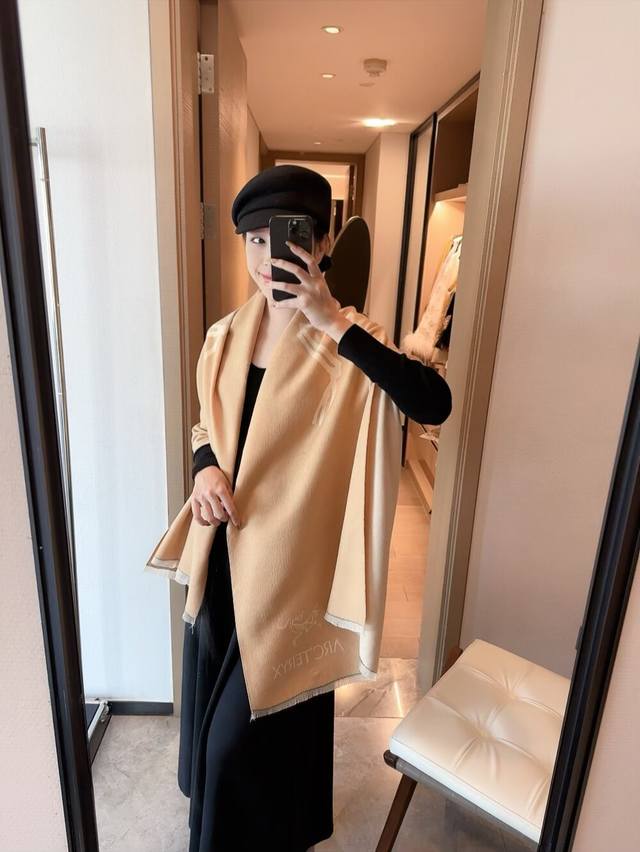 始祖鸟。经典围巾！暖暖哒超级舒服～冬日小姐姐减龄神器哦～这个冬天你就差这么啦～又保暖又时尚！男女通用款