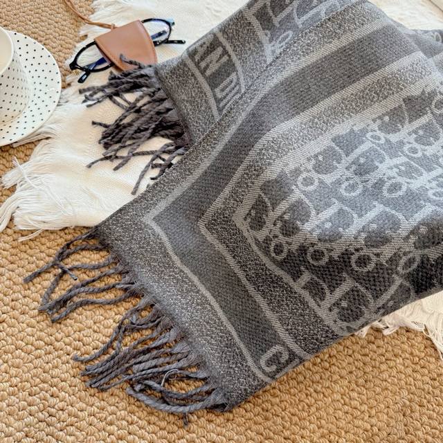 上新！2025秋冬男女同款，同步专柜，高端羊绒针织围巾！ 可正式，可随意，非常Classical的设计。这款织法比较难，又很费纱线，工艺难度非常大！！！这样的围