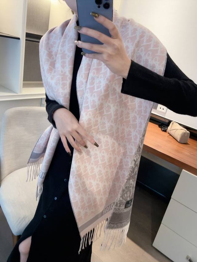 Dior最新老花元素情侣款爆了凹造型又保暖Dior最新秋冬款，相信我，真心是温暖大绵羊！品质无敌赞，采用羊绒羊毛面料 原版面料 ，你们看图片应该能强烈的感受到品