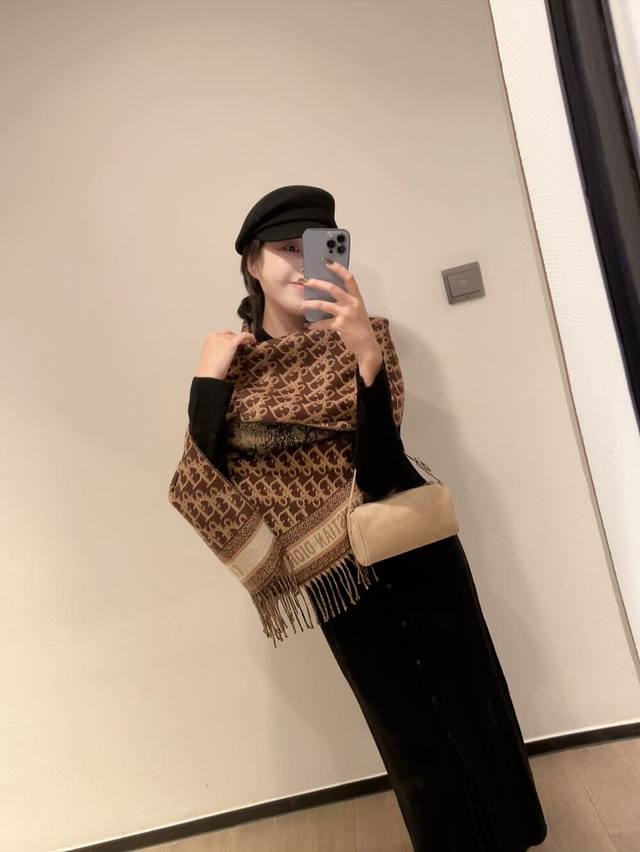 Dior最新老花元素情侣款爆了凹造型又保暖Dior最新秋冬款，相信我，真心是温暖大绵羊！品质无敌赞，采用羊绒羊毛面料 原版面料 ，你们看图片应该能强烈的感受到品