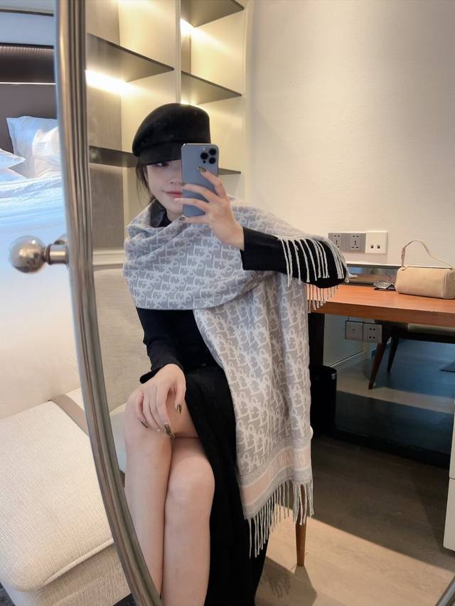 Dior最新老花元素情侣款爆了凹造型又保暖Dior最新秋冬款，相信我，真心是温暖大绵羊！品质无敌赞，采用羊绒羊毛面料 原版面料 ，你们看图片应该能强烈的感受到品