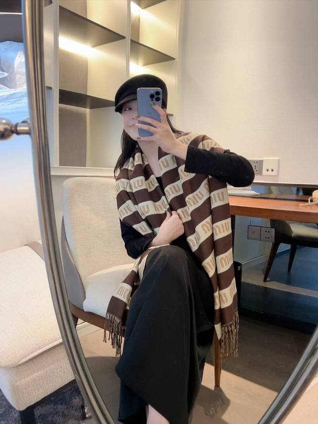 Miumiu又保暖又有质感的羊绒围巾，温暖一整个冬天，毛茸茸的好温暖，秋冬氛围感拉满，高级又好看，尺寸45180