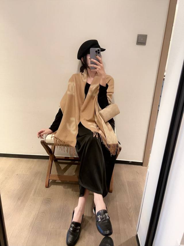 Chanel 香奈儿 喜欢有颜值，高质量的亲可入手，名媛单品，无论怎么搭配都是满满的气质感，100%极品山羊绒水波纹小围巾，成份支持检测手感柔软细腻炒鸡无敌，总