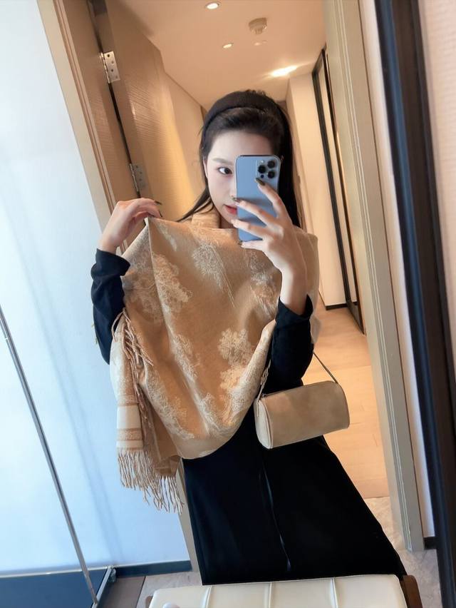 知性优雅女人味今年迪奥有多火爆大家都知道吧，双面双色 正面迪奥独特的子母反面丛林动物 此次结合两大元素绝对是要搞事情，而且还诚意满满的配送马贝胸针一枚，下手绝对