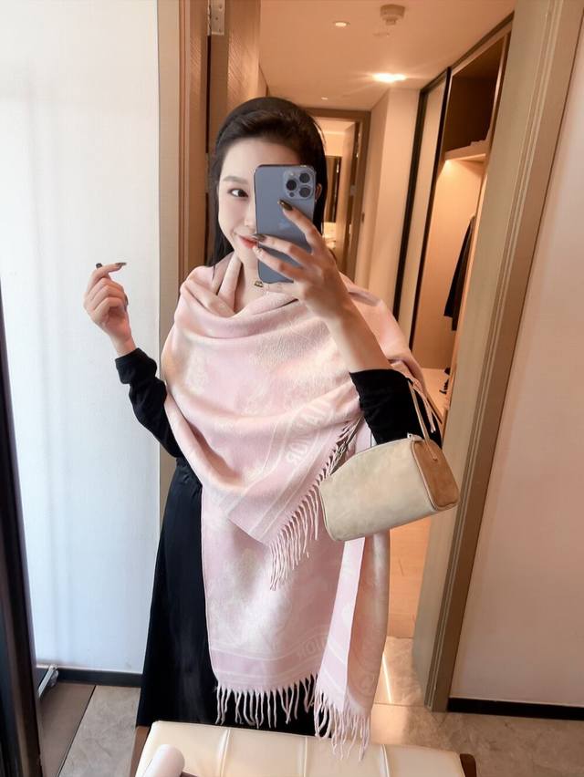 知性优雅女人味今年迪奥有多火爆大家都知道吧，双面双色 正面迪奥独特的子母反面丛林动物 此次结合两大元素绝对是要搞事情，而且还诚意满满的配送马贝胸针一枚，下手绝对