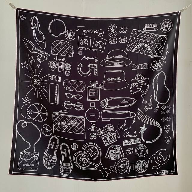 上新重磅Chanel 专柜同步 双面同色18姆米 手工卷边斜纹真丝方巾 100%桑蚕丝 。 这款展现强大而迷人的女性魅力精髓。此 90厘米方巾推出诠释无限的情感