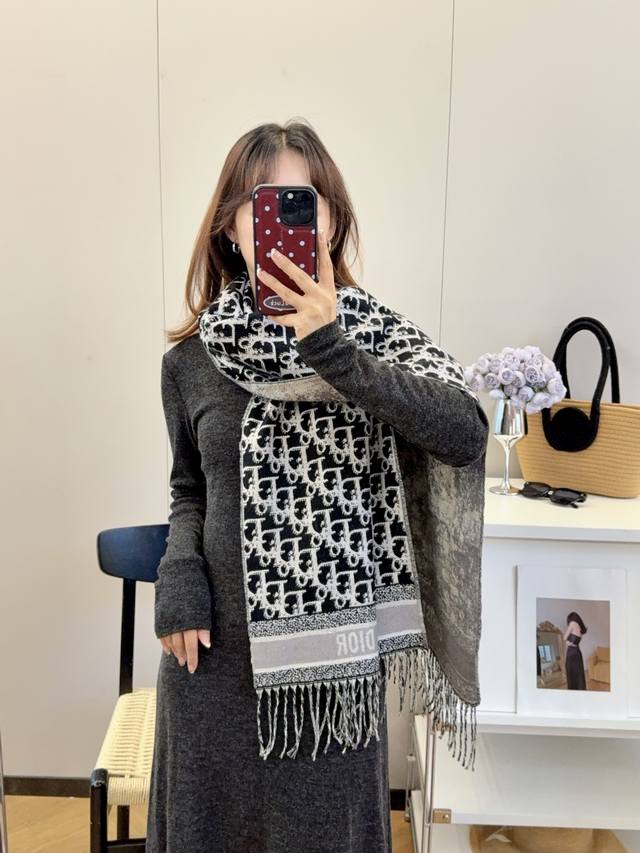 今年最火的围巾专柜也是有钱也很难买到的好玩意儿正儿八经的好东西，真材实料一模一样，这样的一条非常耗原料据说目前很多专柜断货~~真的相当的百搭，上身气质Upup有
