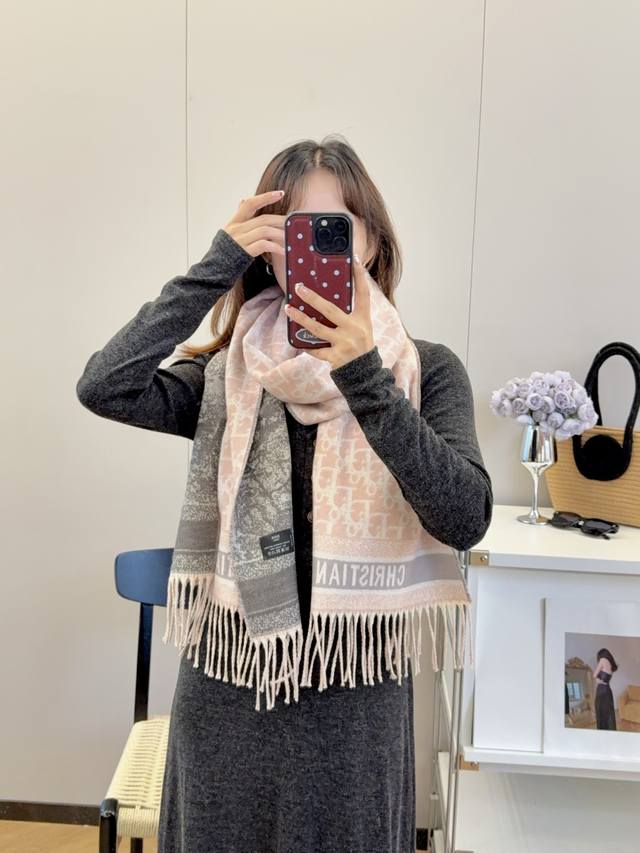 今年最火的围巾专柜也是有钱也很难买到的好玩意儿正儿八经的好东西，真材实料一模一样，这样的一条非常耗原料据说目前很多专柜断货~~真的相当的百搭，上身气质Upup有