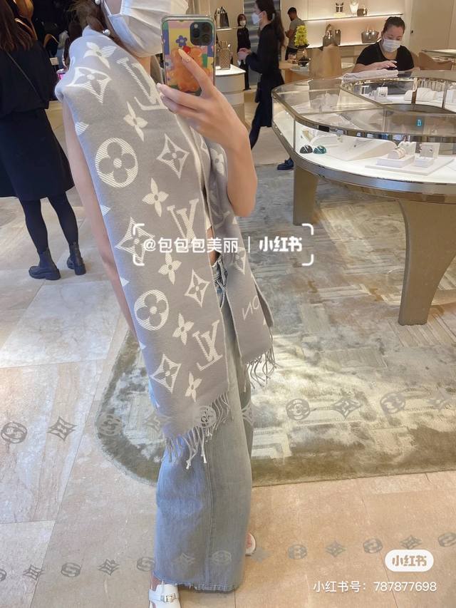 顶级版本； Lv最新款不撞款时髦超级有气场！！全网最高版本欢迎比对！！！ 老花披肩有了新感觉，真的美爆了，很有质感！！ 最高版本！产品编号等信息全部一致，专柜最