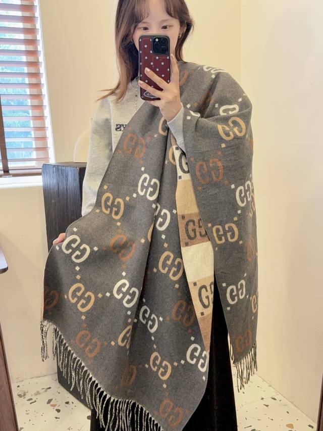 上新！2025秋冬男女同款，同步专柜，高端羊绒针织围巾！ 可正式，可随意，非常Classical的设计。这款织法比较难，又很费纱线，工艺难度非常大！！！这样的围