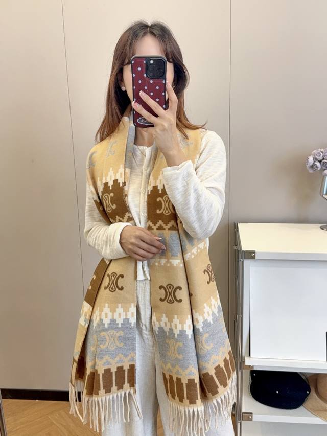 上新！2025秋冬男女同款，同步专柜，高端羊绒针织围巾！ 可正式，可随意，非常Classical的设计。这款织法比较难，又很费纱线，工艺难度非常大！！！这样的围