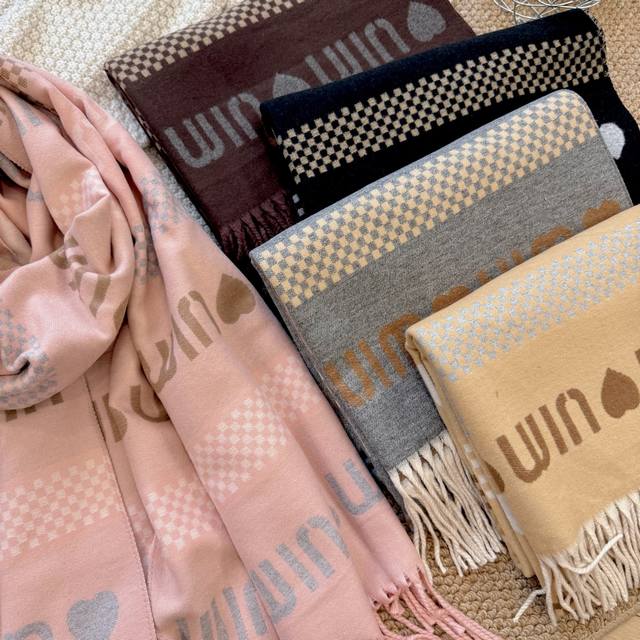 上新！2025秋冬男女同款，同步专柜，高端羊绒针织围巾！ 可正式，可随意，非常Classical的设计。这款织法比较难，又很费纱线，工艺难度非常大！！！这样的围