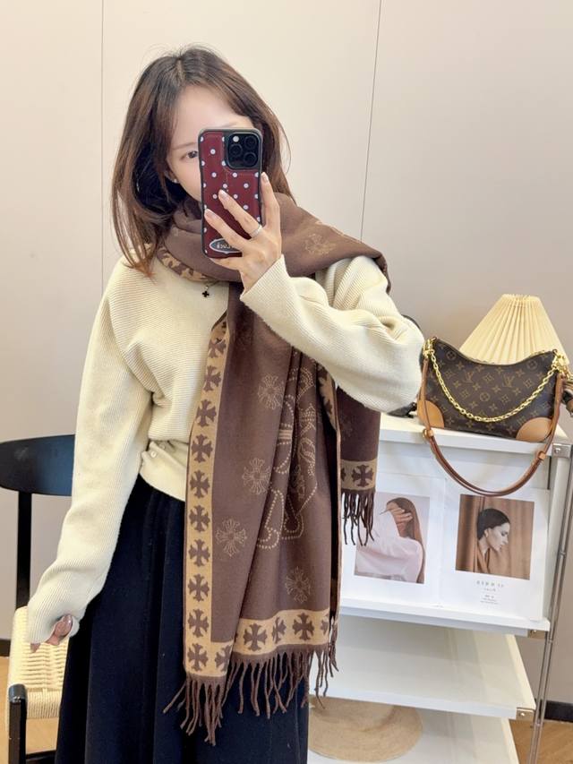 上新！2025秋冬男女同款，同步专柜，高端羊绒针织围巾！ 可正式，可随意，非常Classical的设计。这款织法比较难，又很费纱线，工艺难度非常大！！！这样的围