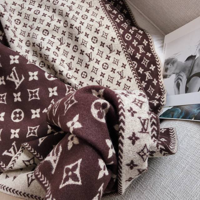 欧版货专营 新款L家拼色字母边框提花围巾，时尚大牌风格，做工精致手感好，送礼自用超高性价比。多年龄段可用，保暖装饰两不误，Size: 18065左右克重: 33