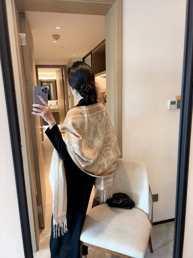 抢Vip推荐 下手一定要快 高端 大爱 女人尤物 货极少 四季都可以用真心美的让人非常非常心动 上身效果简直美翻了 品质非常完美 整个围巾给人大牌气场的同时又非