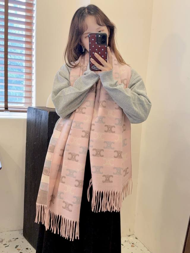 上新！2025秋冬男女同款，同步专柜，高端羊绒针织围巾！ 可正式，可随意，非常Classical的设计。这款织法比较难，又很费纱线，工艺难度非常大！！！这样的围