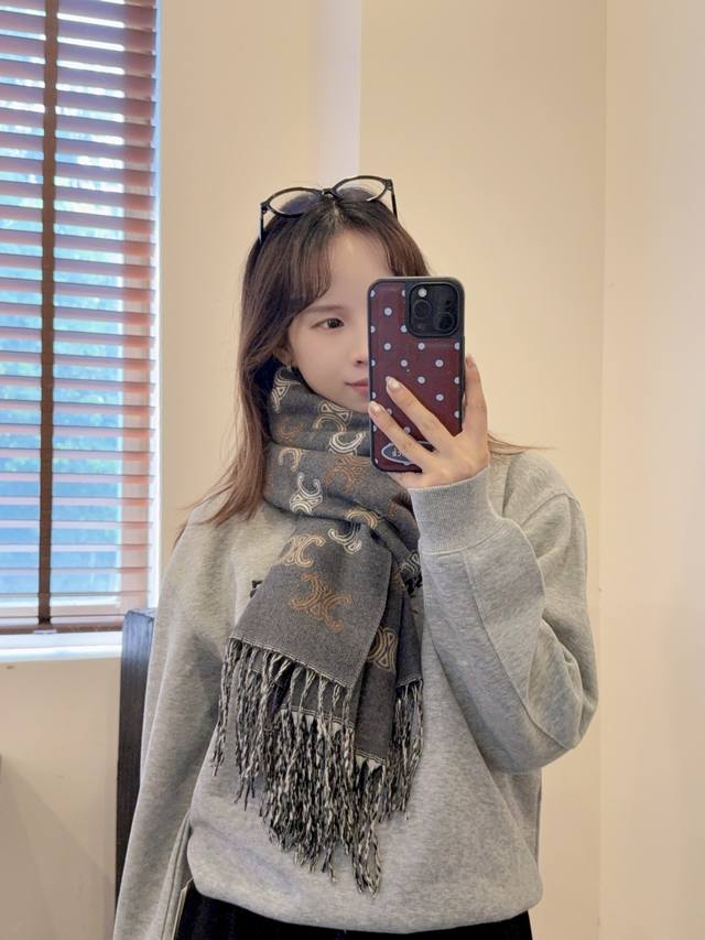 上新！2025秋冬男女同款，同步专柜，高端羊绒针织围巾！ 可正式，可随意，非常Classical的设计。这款织法比较难，又很费纱线，工艺难度非常大！！！这样的围