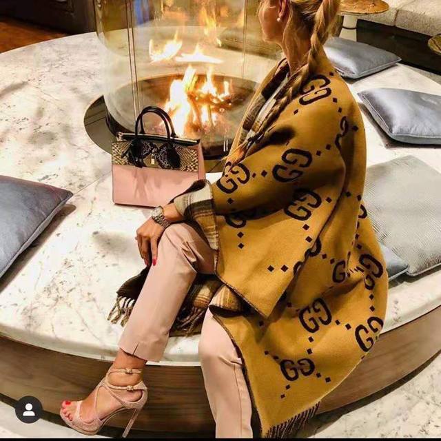 原单代工厂P出品，大G斗篷，这是一款苏格兰风格-双面重工超级保暖的大披肩+衣服+毯子多功能 本来订制出口单.但是不明原因被扣留，Qc并于透露滞留原因这款斗篷披毯