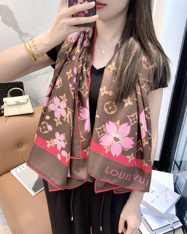 Lv 路易威登 最最新的专柜主打款 樱花 度假及日常都非常好搭配的款 订单私流 一看到就想去度假平时穿搭也非常好搭配，整个人看起来都会神采奕奕好多不用多说，细节