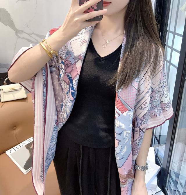 Lv 路易威登 140 披肩 Lv X Tm Monogram Superflat Flowers 方巾出自路易威登与村上隆携手呈现的合作系列，为柔软桑蚕丝全幅