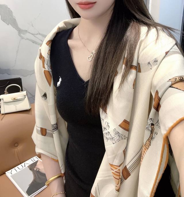 爱马仕 Hermes 上新 爱马仕2025春夏 这款点睛配饰可以多种方式佩戴，与任何服饰皆搭配得宜。无论系绕颈间，或作为腰带、束发带及头巾佩戴，皆赏心悦目。法国